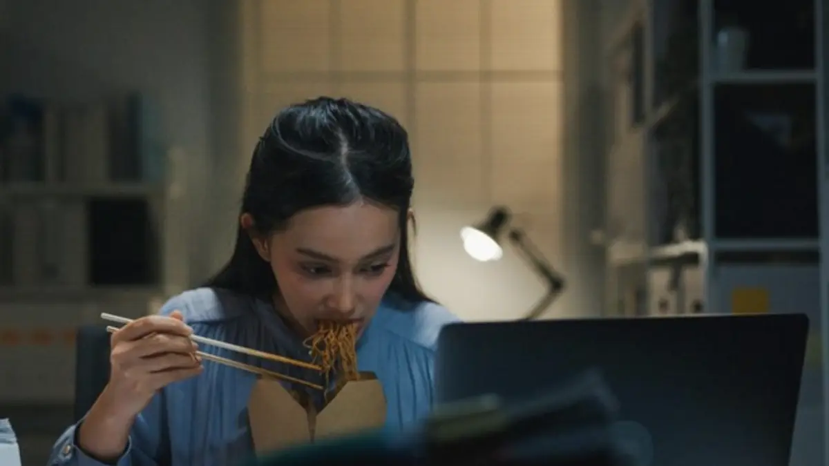 Makan larut malam bisa berdampak pada kesehatan. Foto: Getty Images/MTStock Studio