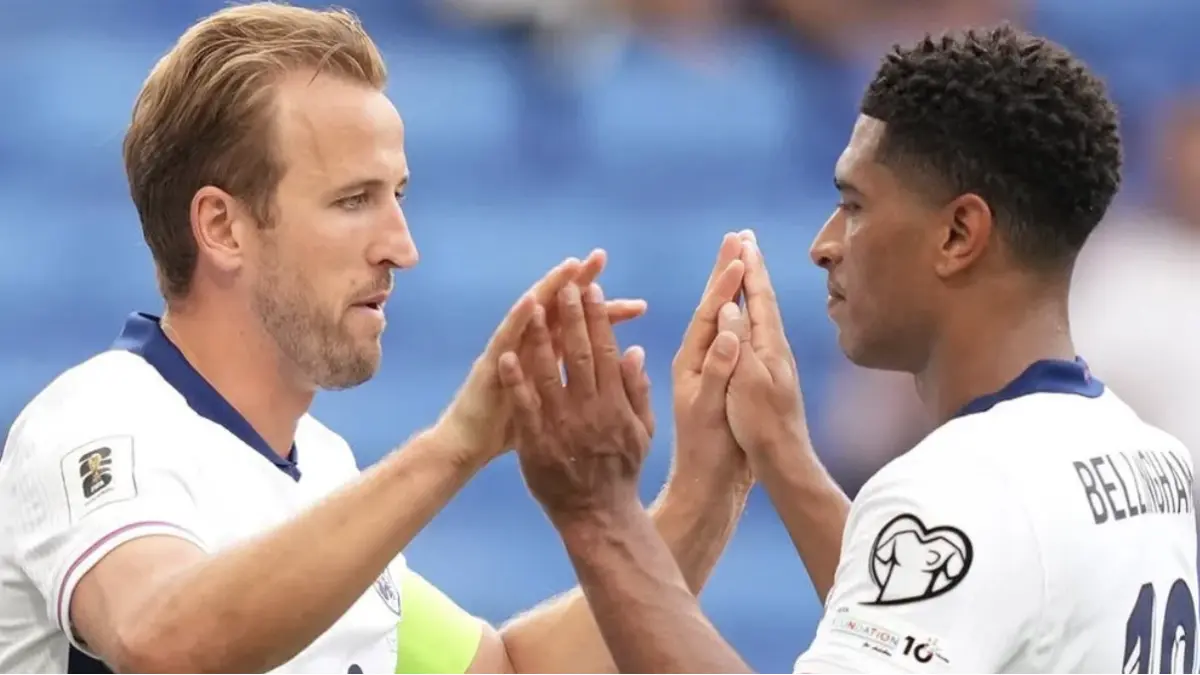 Pemain tim nasional sepak bola Inggris, Harry Kane dan Jude Bellingham, sedang melakukan selebrasi bersama. (Instagram/@harrykane)