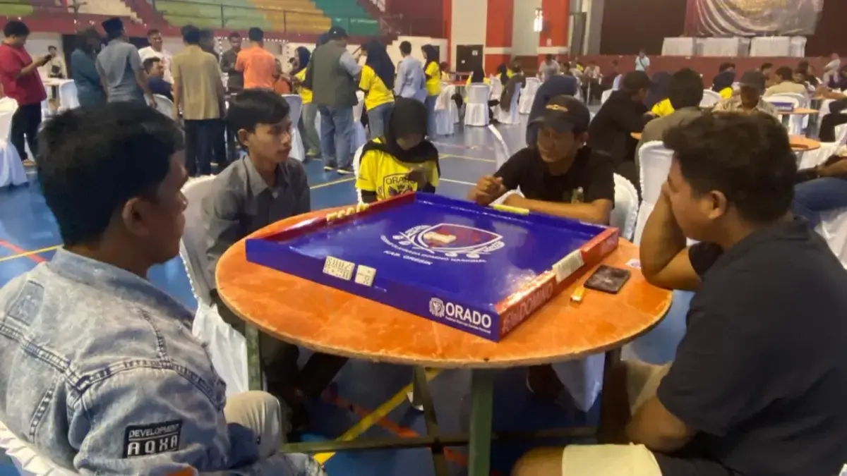 BUTUH KONSENTRASI: Atlet domino junior bertanding dalam kejuaraan Kapolres cup yang dilaksanakan di GOR Saka Bangkalan, Senin (29/6)