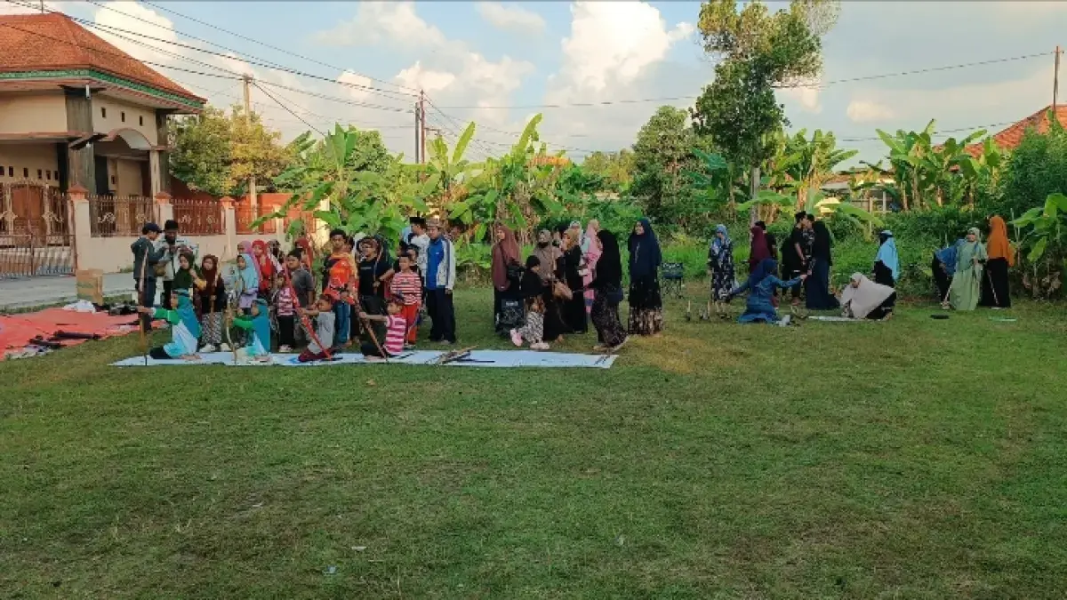 GIAT: Atlet panahan tradisional Bangkalan melaksanakan latihan secara rutin di Padepokan Songgosukmo Bangkalan, Minggu (5/7).