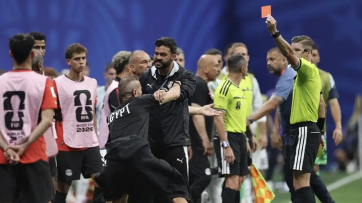 Kubu Mesir melakukan protes keras pada wasit Francois Letexier. (REUTERS/Paul Childs)