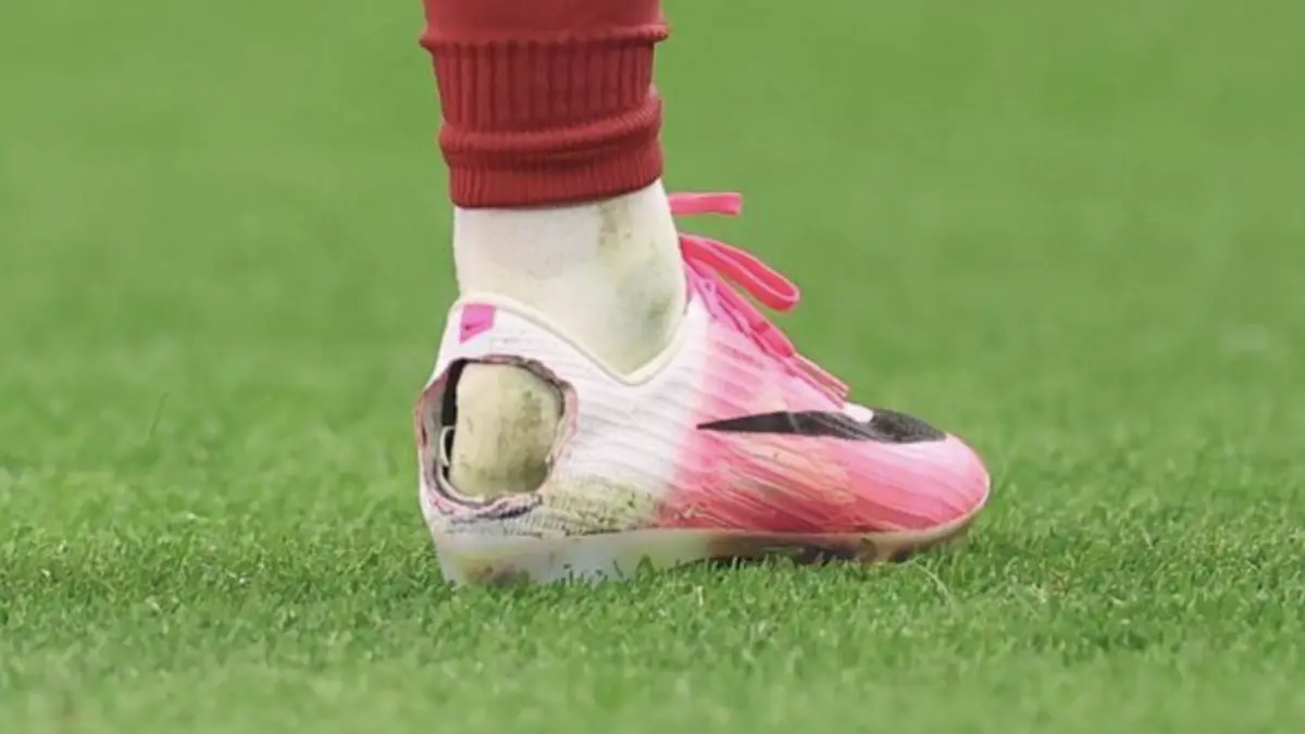 Sepatu Pedro Neto yang sengaja dimodifikasi atau dilubangi di bagian tumit demi kenyamanan (Foto: Getty Images/Catherine Ivill -
AMA)