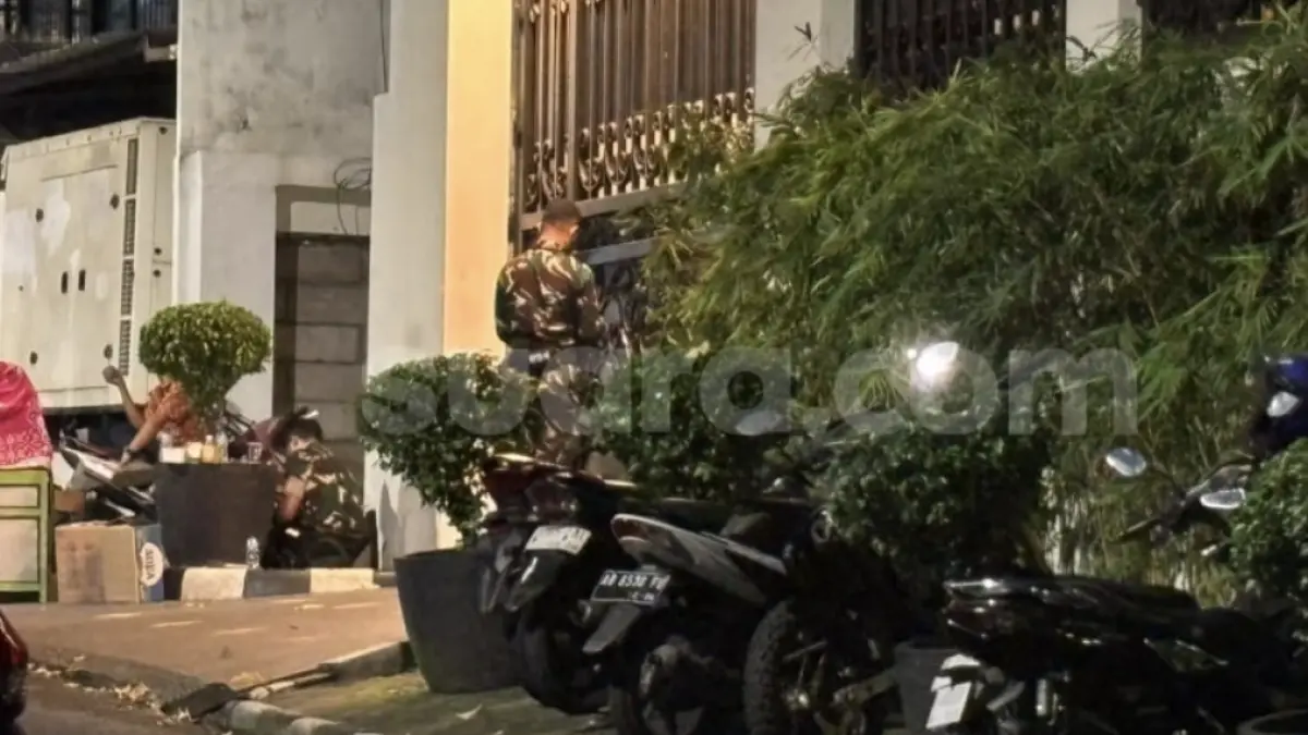 Suasana rumah Jampidsus Kejaksaan Agung, Febrie Adriansyah yang dijaga ketat tentara pada Rabu (8/7/2026) malam.
(Suara.com/Faqih)
