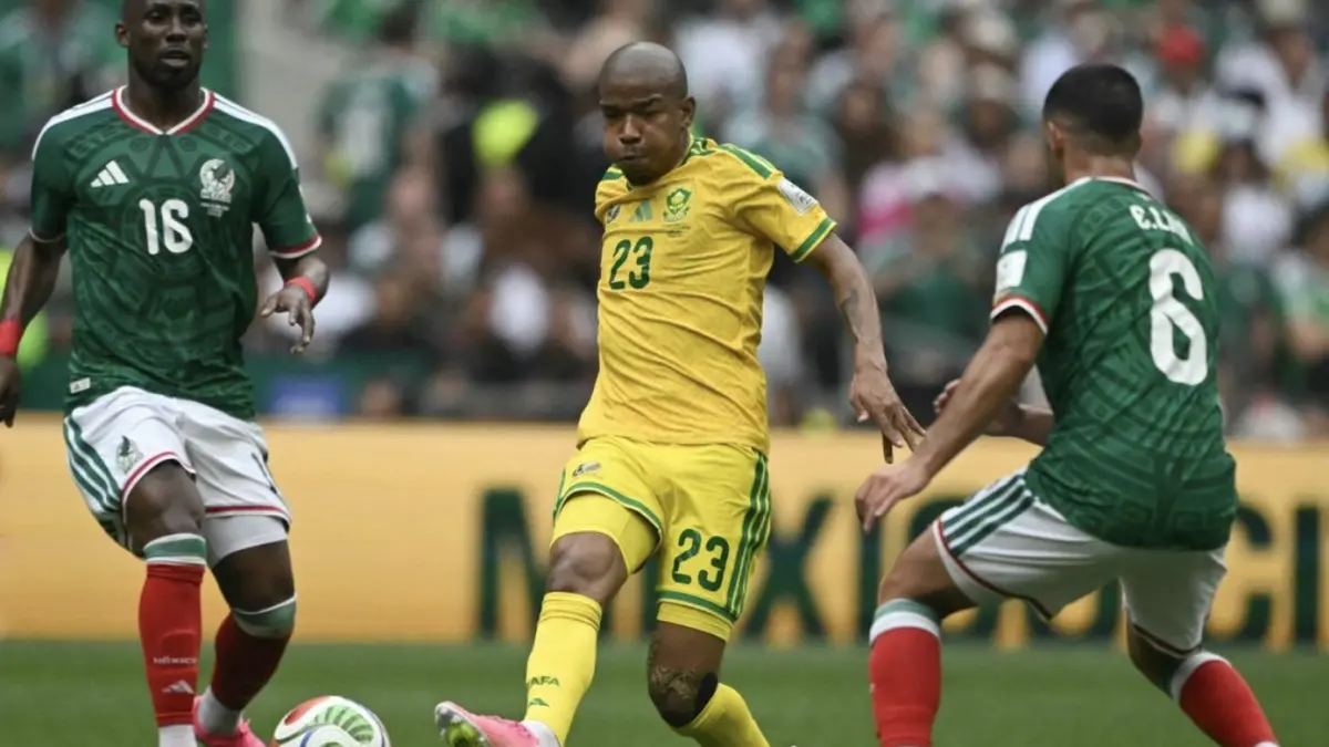 Gelandang timnas Afrika Selatan, Jayden Adams, beraksi pada laga pembuka Piala Dunia 2026 antara Meksiko dan Afrika Selatan di
Stadion Azteca di Kota Meksiko pada 11 Juni 2026. Terkini, Adams dilaporkan meninggal dunia pada usia 25 tahun pada Sabtu
(11/7/2026). (AFP/CARL DE SOUZA)