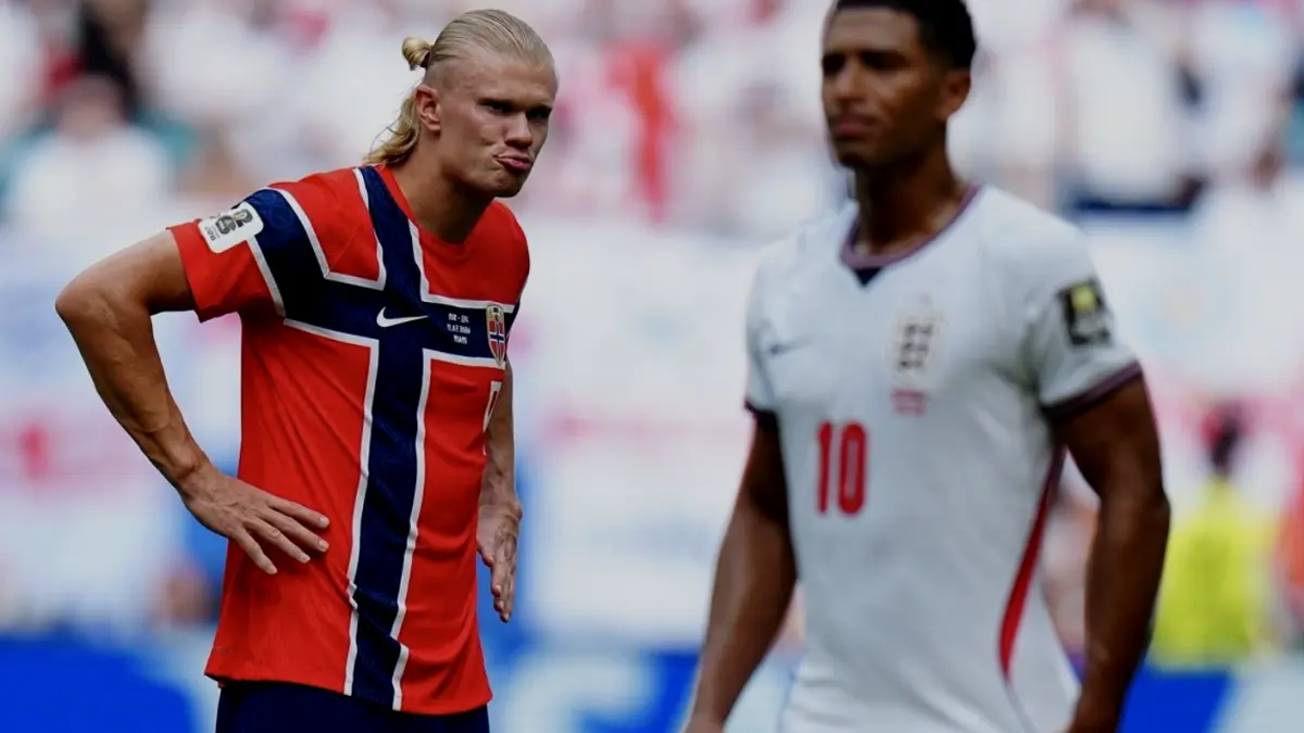 Striker Timnas Norwegia Erling Haaland (kiri) dan gelandang Timnas Inggris Jude Bellingham terlihat dalam pertandingan perempat final
antara Norwegia dan Inggris pada Piala Dunia FIFA 2026 di Miami Stadium, Miami, Amerika Serikat, pada Minggu (12/7/2026) pagi WIB.
(Xinhua/Jia Haocheng)