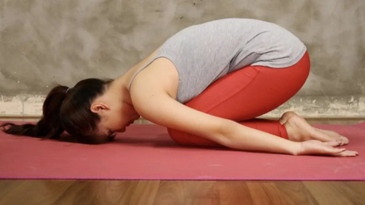 Salah satu pose yoga yang bikin rileks. Foto: Getty Images/leolintang