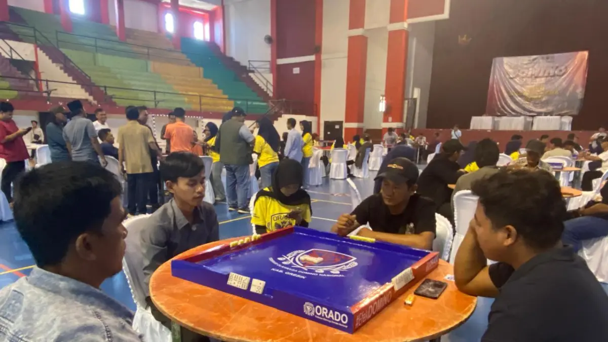 BUTUH KONSENTRASI: Atlet domino junior bertanding dalam kejuaraan Kapolres Cup yang dilaksanakan di GOR Saka Bangkalan, Senin (29/6). JUPRI/JPRM
