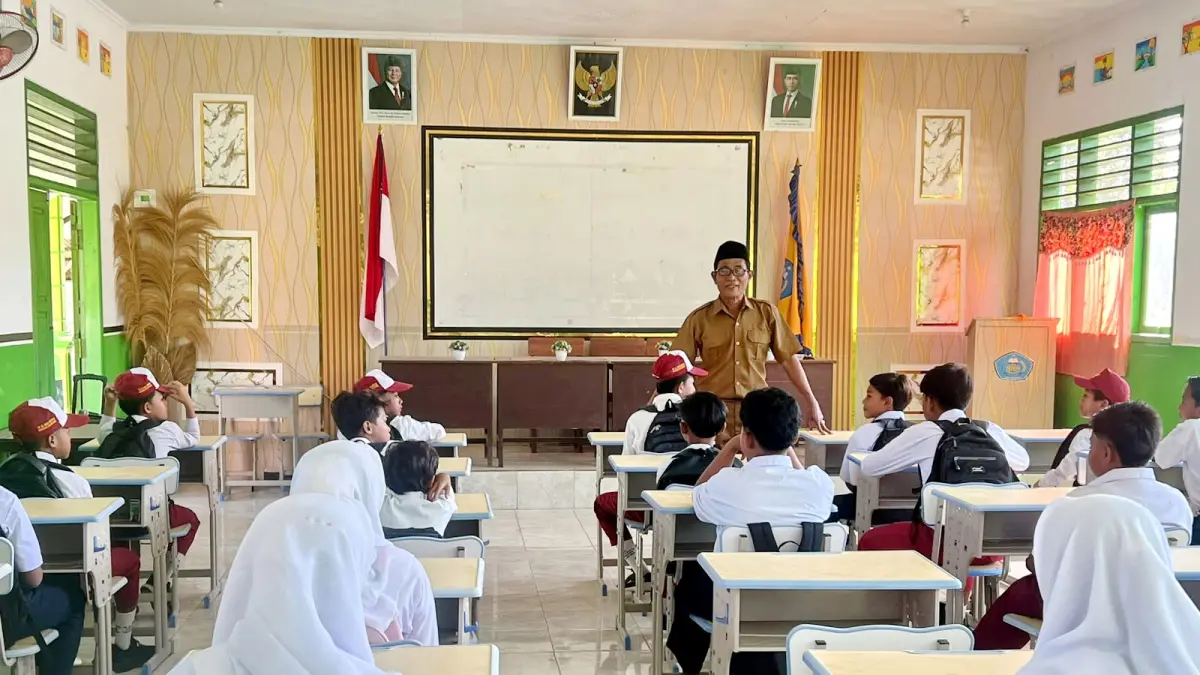 EDUKATIF: Kepala UPTD SMPN 2 Tanjungbumi Masyhudi Riaman memberikan arahan kepada siswa baru di lembaganya, Senin (13/7). (SMPN 2 TANJUNGBUMI)