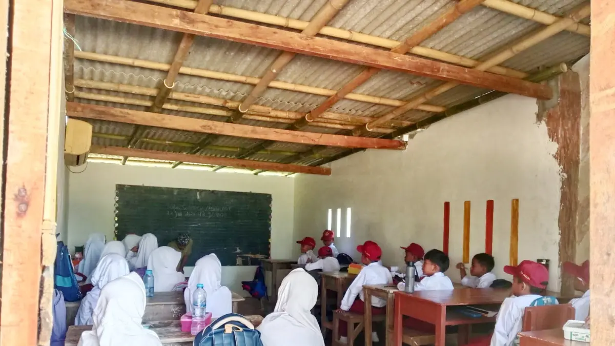 GENERASI EMAS: Siswa SDN Banjar 4 Kecamatan Galis melangsungkan pembelajaran Senin (13/7). (CHOTIM)