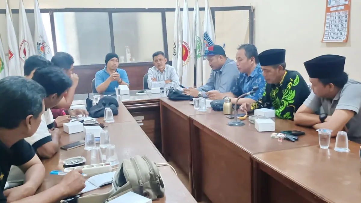 MATANGKAN PERSIAPAN: Ketua dan jajaran pengurus KONI Bangkalan membahas persiapan Porprov Jatim 2027, Minggu (12/7). (KONI BANGKALAN)