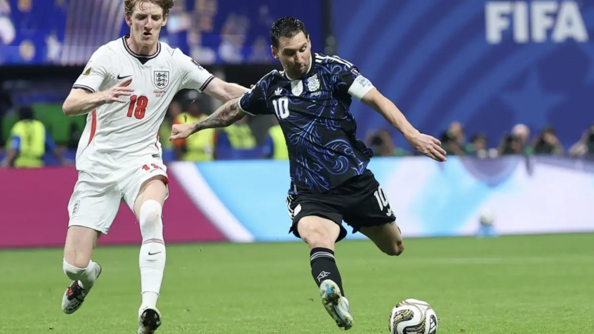 Kapten Timnas Argentina Lionel Messi (kanan) bertanding dalam laga semifinal antara Inggris vs Argentina pada Piala Dunia FIFA 2026 di
Atlanta Stadium, Atlanta, Amerika Serikat, Kamis (16/7/2026) dini hari WIB. (Xinhua/Cao Can)