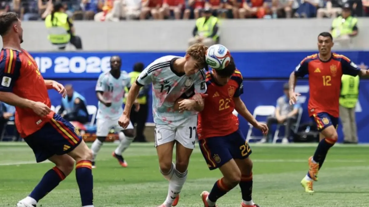 Momen pemain Spanyol dan Belgia berduel bola udara di Piala Dunia 2026 (Foto: REUTERS/DANIEL COLE)
