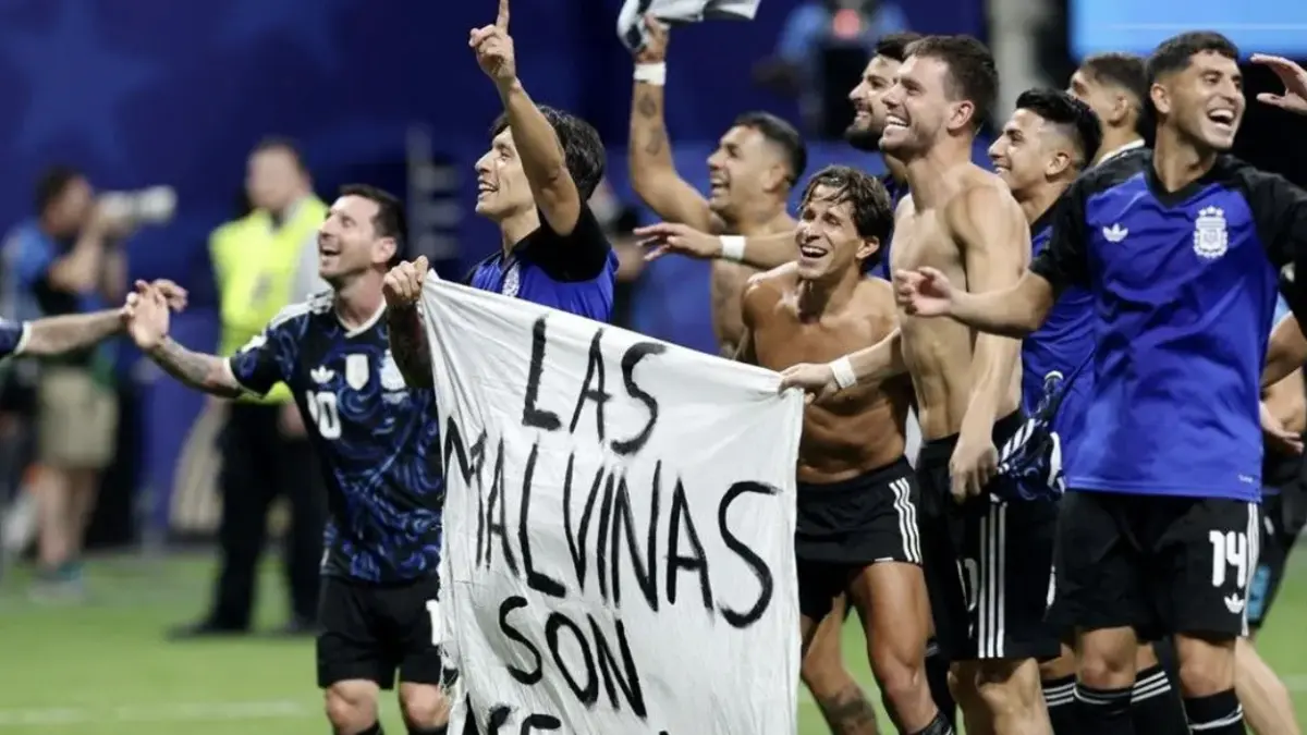 FIFA Didesak Selidiki Aksi Pemain Argentina Bentangkan Spanduk Malvinas. (Foto: REUTERS/Amanda Perobelli)
