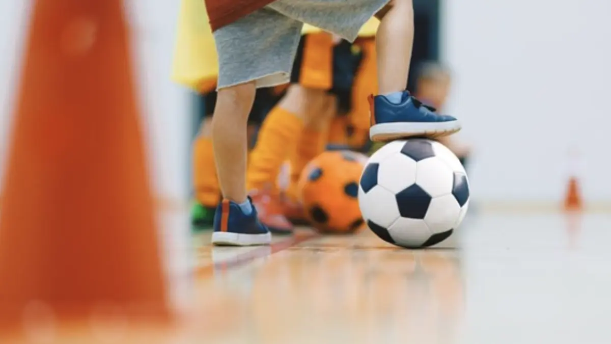 Ilustrasi anak main bola (Foto: Getty Images/matimix)