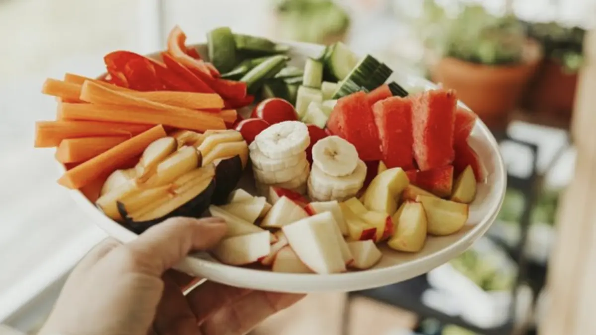 Tips makan buah tanpa terganggu asam lambung. Foto: Getty Images/knape