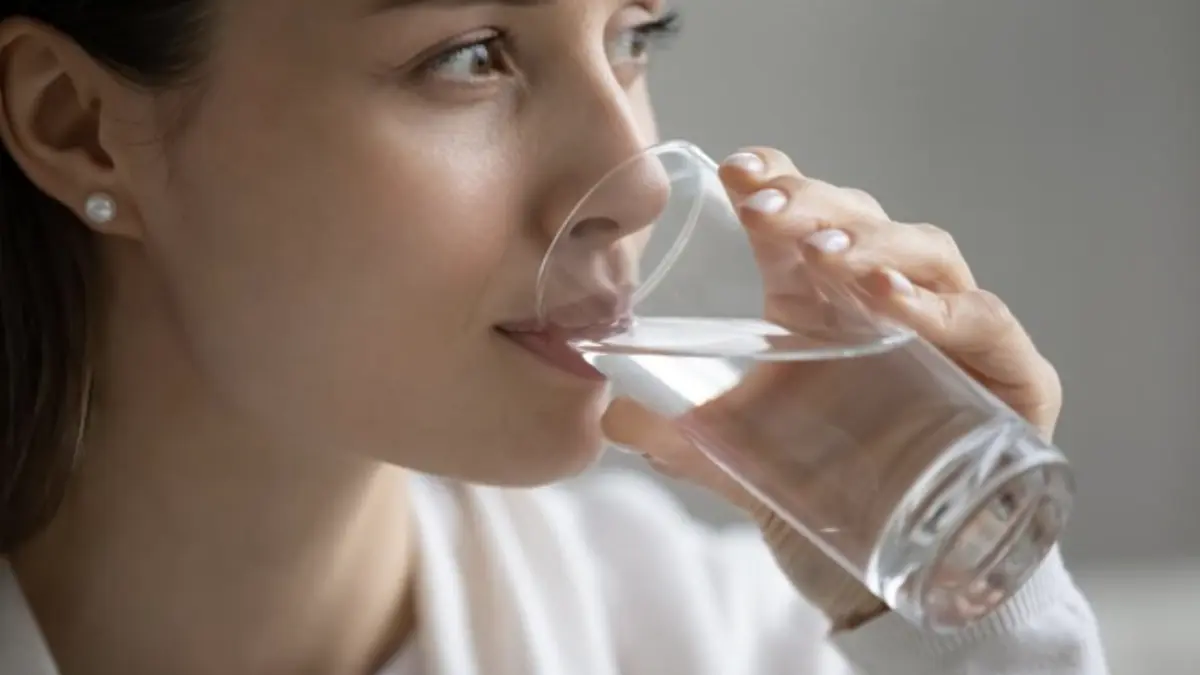 Foto: Ilustrasi minum air (Getty Images/iStockphoto/fizkes)