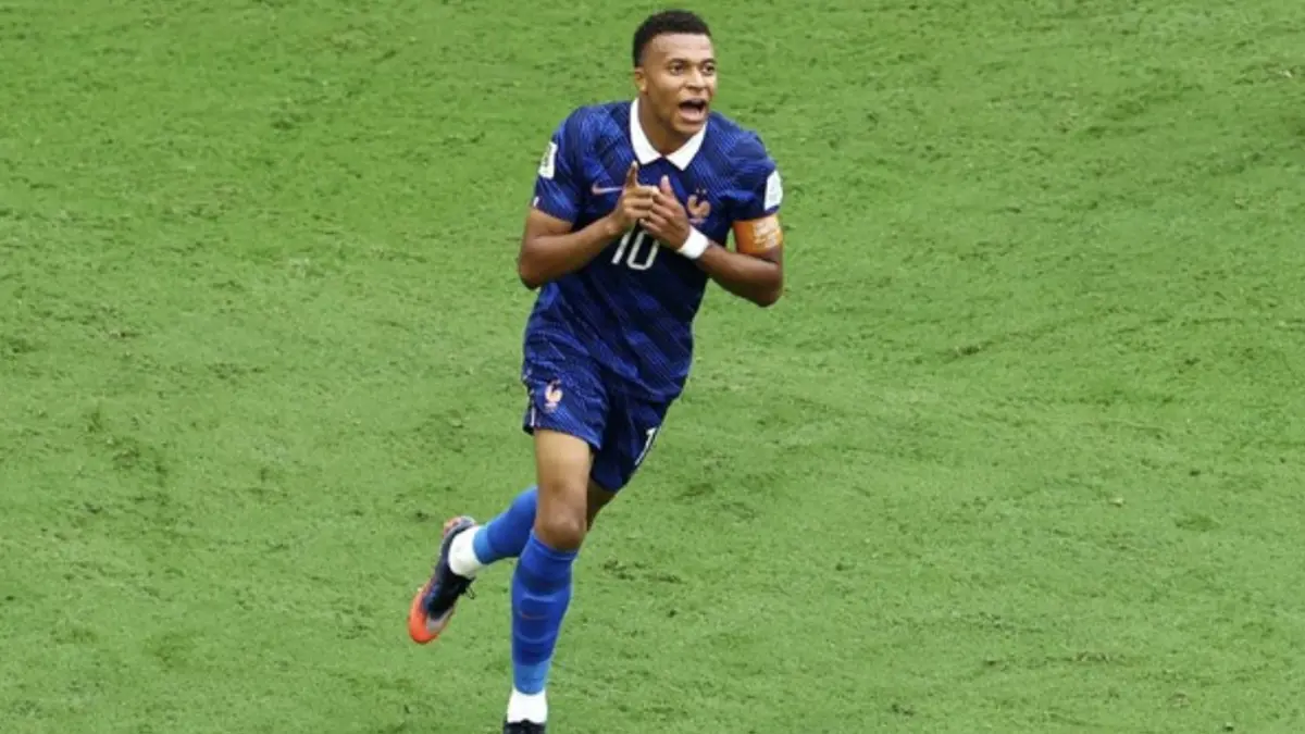 Kylian Mbappe sudah mencetak dua gol ke gawang Inggris. (REUTERS/Marco Bello)