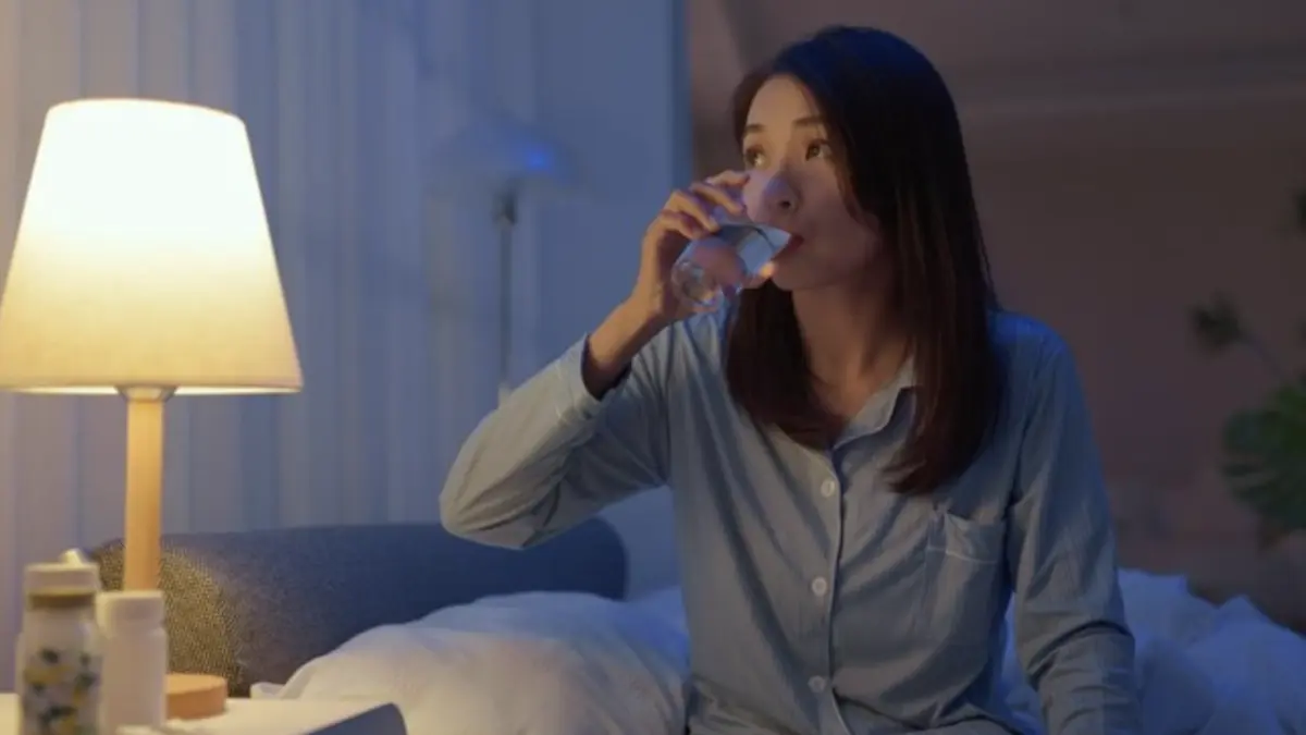 Minum air putih tengah malam. Foto: Getty Images/PonyWang