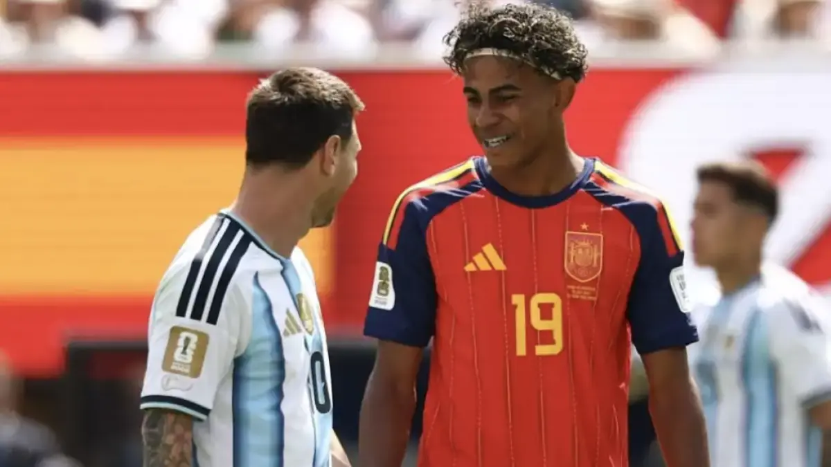 Pemain Spanyol Lamine Yamal (kanan) dan Kapten Argentina, Lionel Messi (kiri) di Final Piala Dunia 2026. (Sumber: CHARLY TRIBALLEAU / AFP)