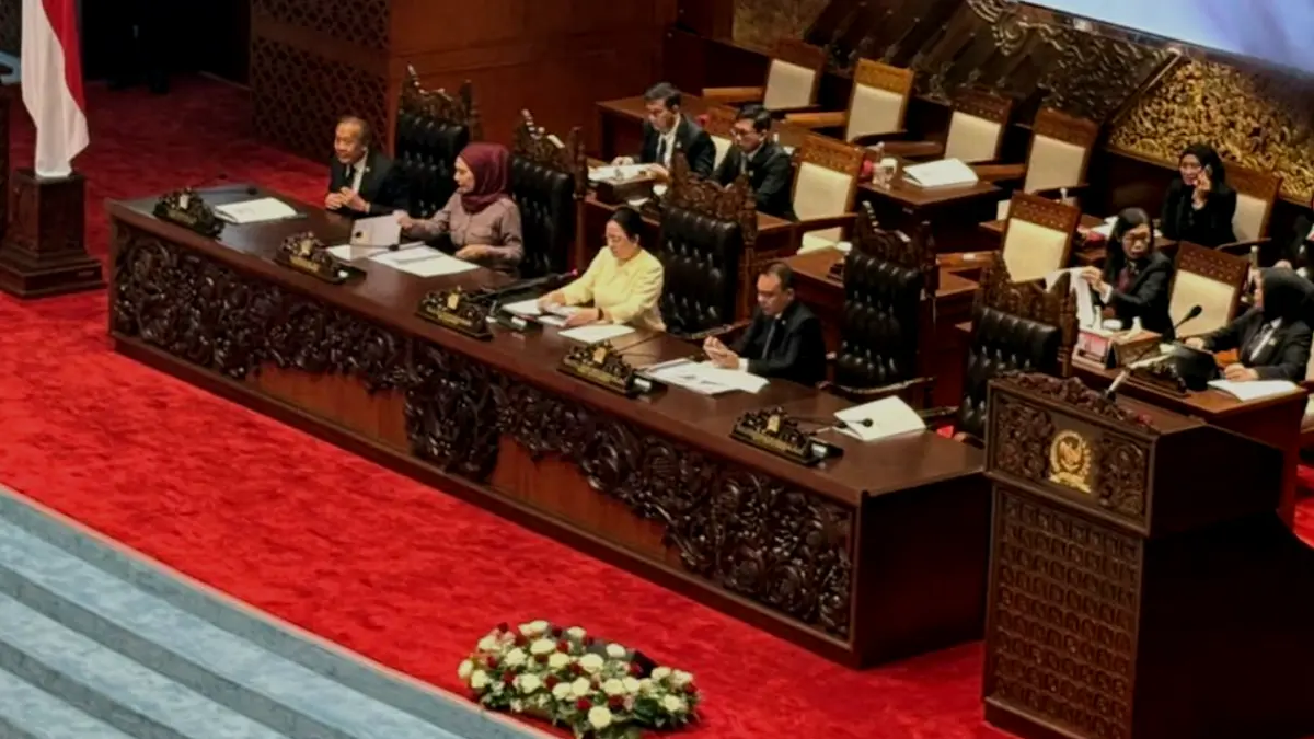 Ketua DPR RI Puan Maharani (tengah) bersama para wakil Ketua DPR RI saat memimpin rapat paripurna pada Selasa (21/7/2026).
(KOMPAS.com/Tria Sutrisna)