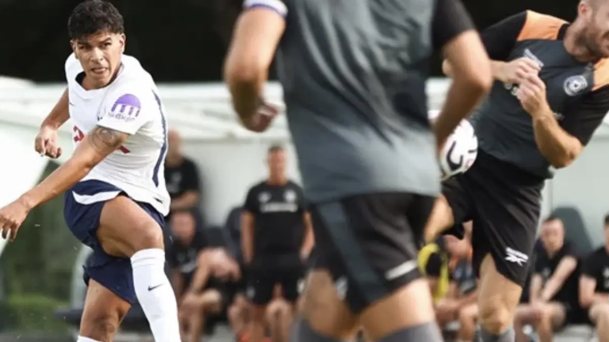 Tendangan voli spektakuler Mateus Fernandes memberi Spurs keunggulan. (Foto: Facebook Tottenham Hotspur )