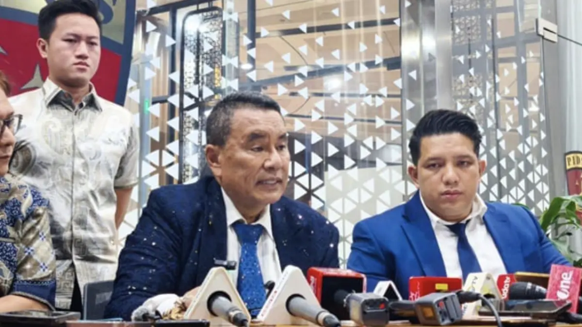 Kuasa hukum Febrie Adriansyah, Hotman Paris di Kejaksaan Agung (Kejagung), Jakarta Selatan pada Jumat, 17 Juli 2026.
(Foto: Puspenkum Kejagung)p