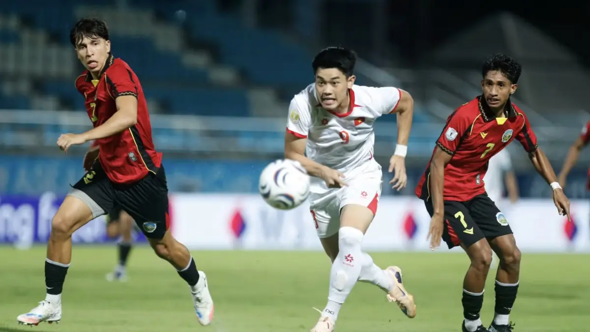 Foto: Para pemain Vietnam sedang melakukan pemanasan.
"Golden Star Warriors" siap memasuki pertandingan. Foto: Huu Pham.