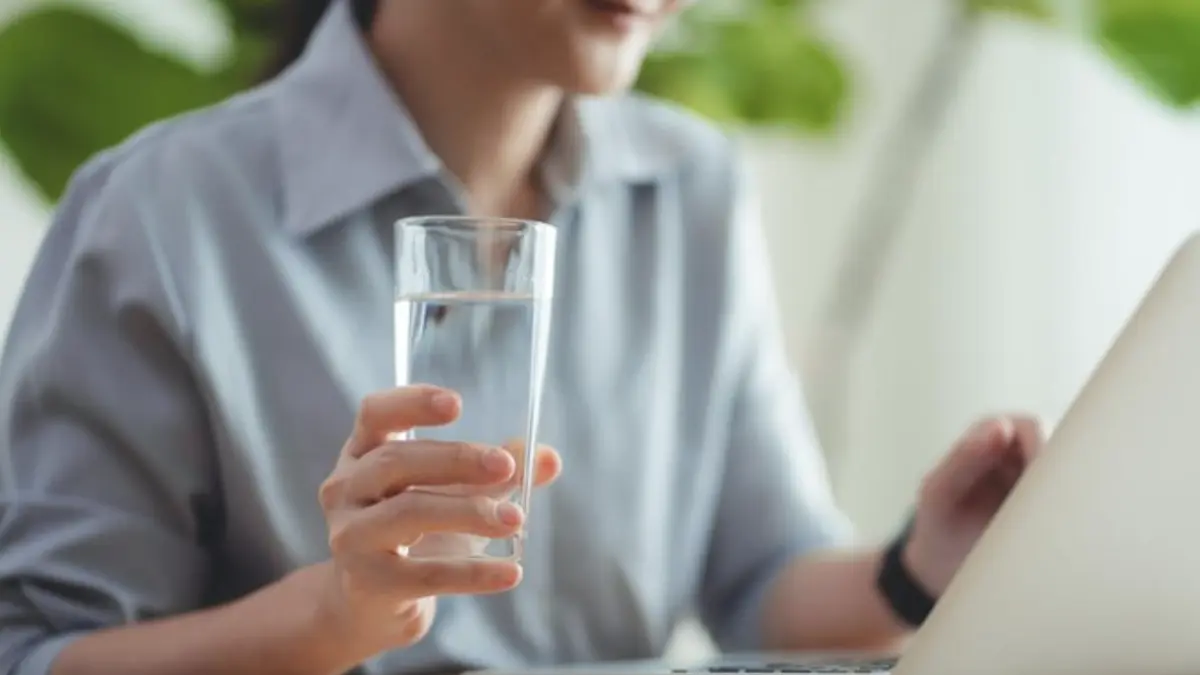 Air putih termasuk minuman yang disebut bisa membantu seseorang panjang umur. (Foto: Getty Images/Jajah-sireenut)