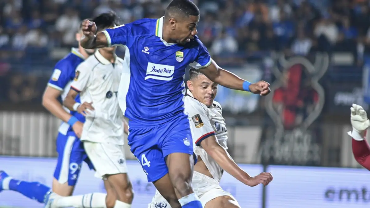 Aksi Villiam Baros pada laga Persib Bandung vs Arema FC di Stadion Si Jalak Harupat, Soreang, Sabtu (25/7/2026) malam WIB.
(KOMPAS.com/ADIL NURSALAM)
