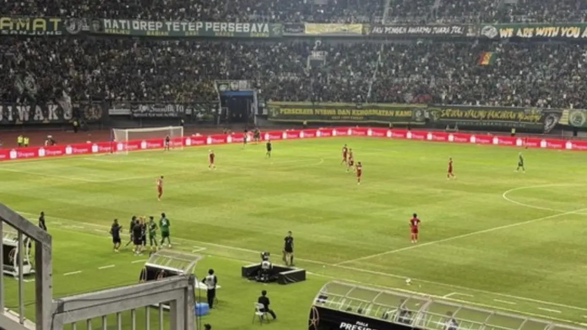 Persebaya menghadapi Persija dalam laga Piala Presiden 2026 di Stadioin Gelora Bung Tomo. (CNN Indonesia/Farid Rahman)