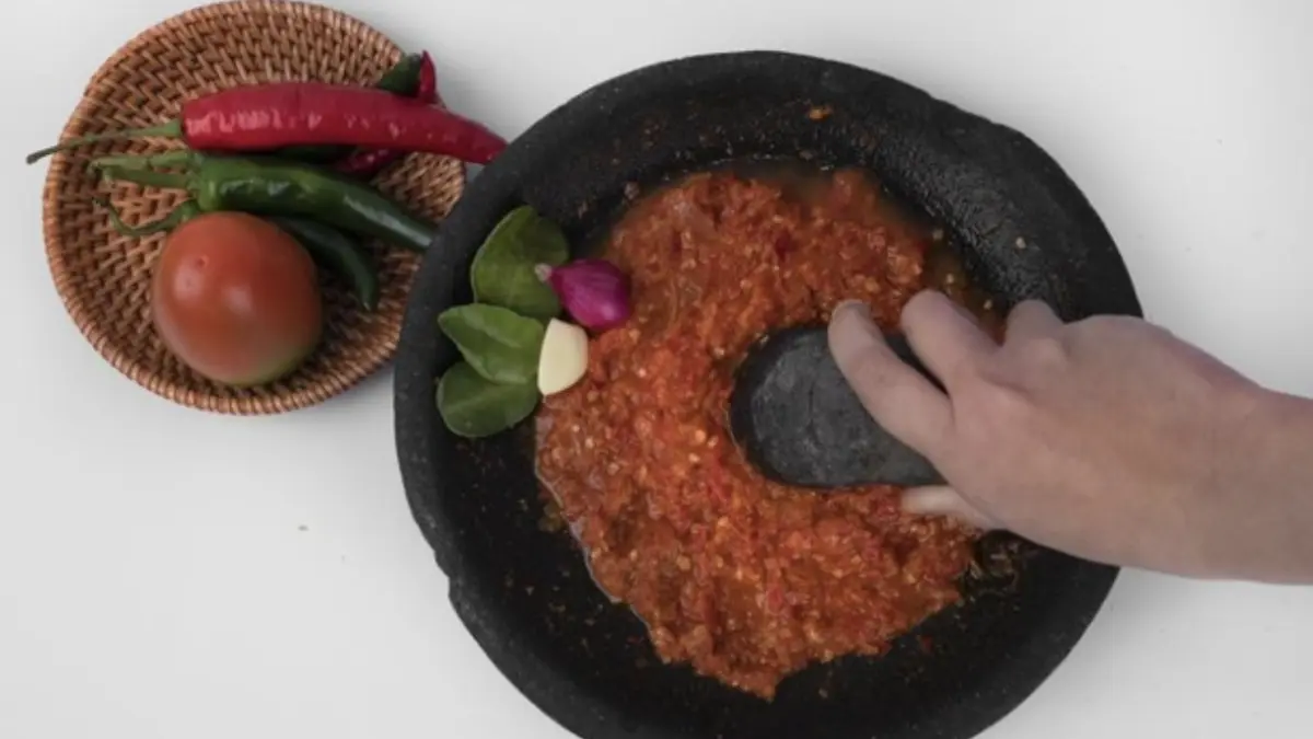 Keseringan ngulek sambal bisa bikin saraf kejepit. Foto: Getty Images/iStockphoto/Skata Creative