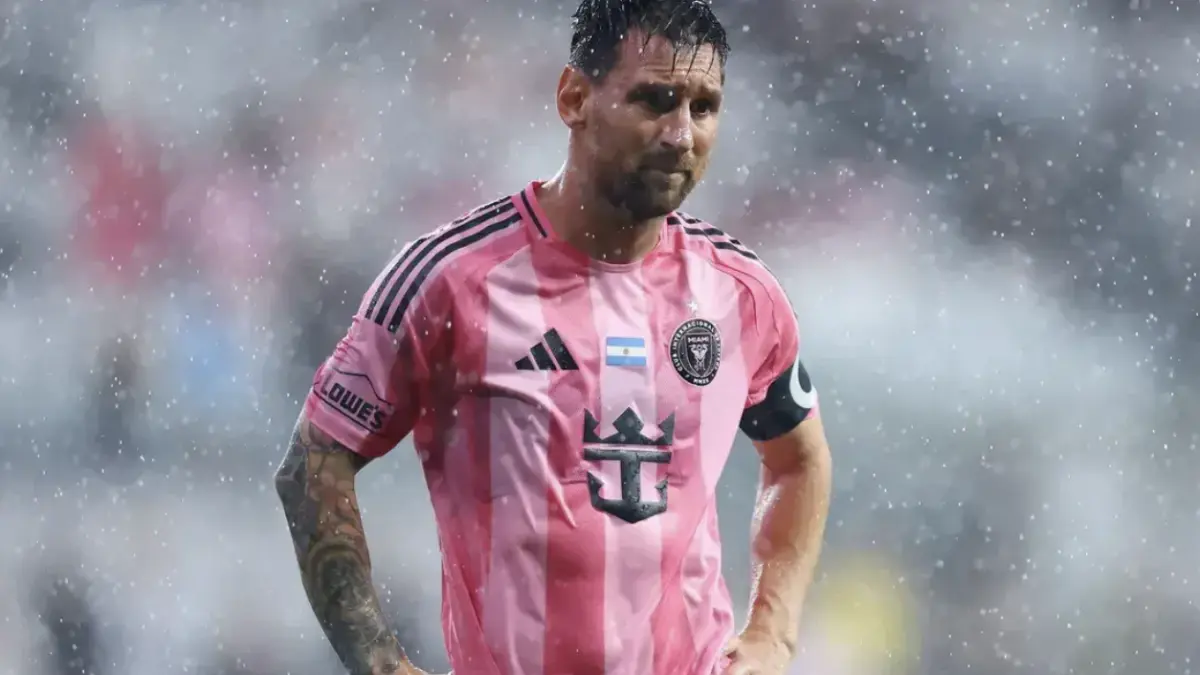 Messi, di luar tim saat melawan Columbus. (Foto:  Getty Images)