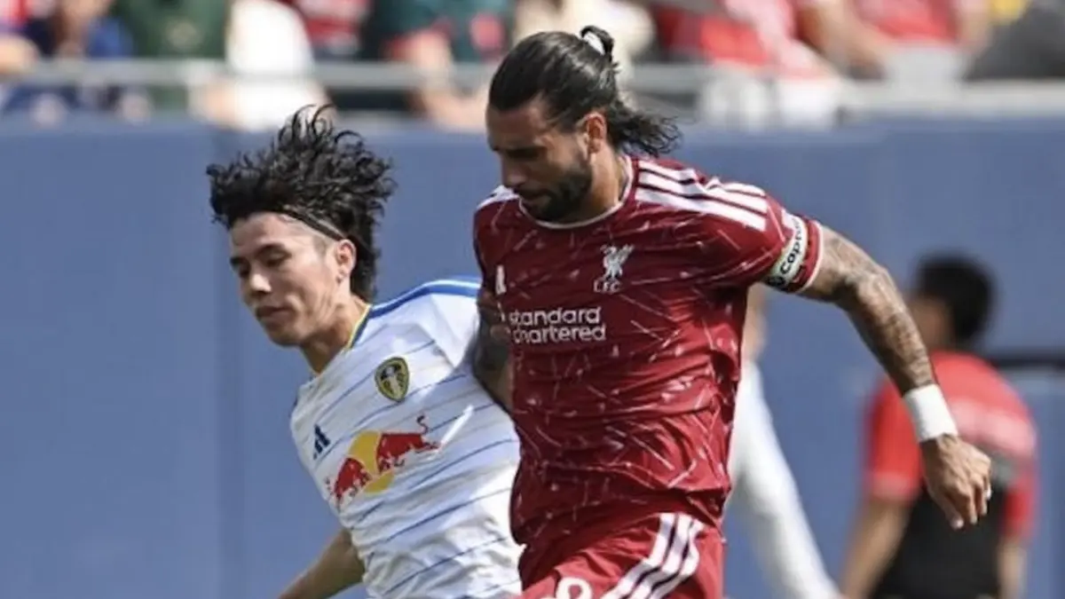 Dominik Szoboszlai berduel dengan Ao Tanaka dalam laga uji coba Liverpool vs Leeds United di Soldier Field, Chicago, Amerika Serikat, 2 Agustus 2026.(AFP/Daniel Bartel)