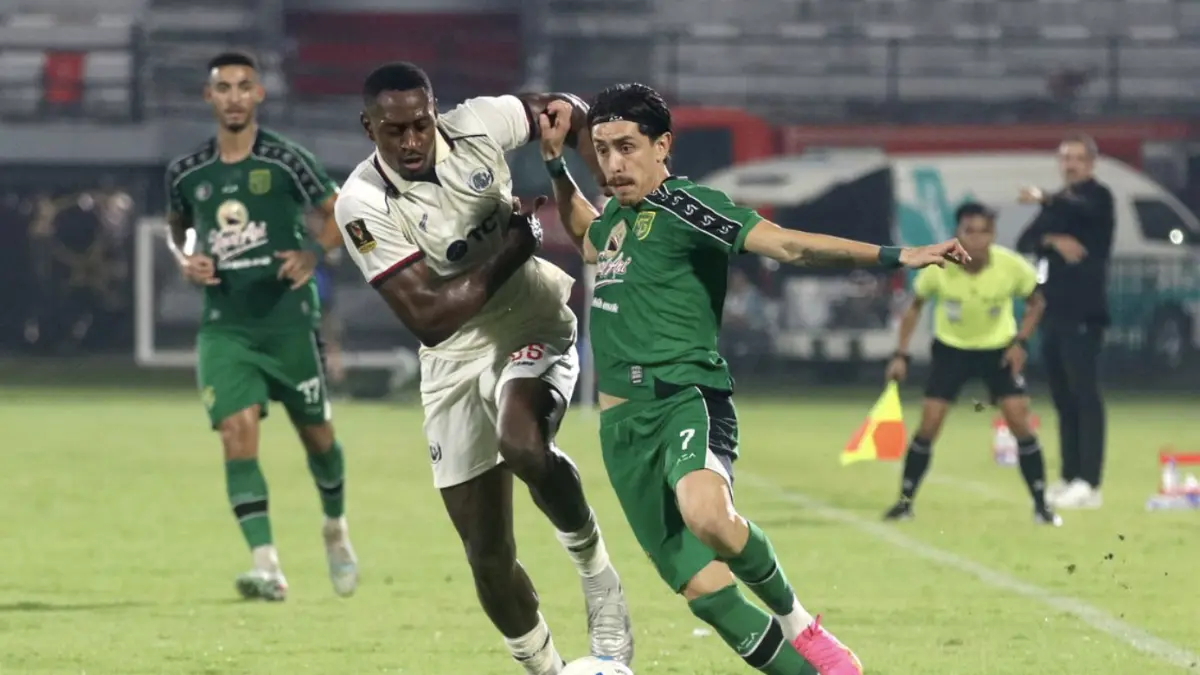 Duel Francisco Rivera dan Matheus Blade pada laga Persebaya Vs Arema FC di Semifinal Piala Presiden 2026 di Stadion Kapten I Wayan
Dipta, Gianyar, Selasa (4/8/2026) malam WIB.(KOMPAS.com/Suci Rahayu)