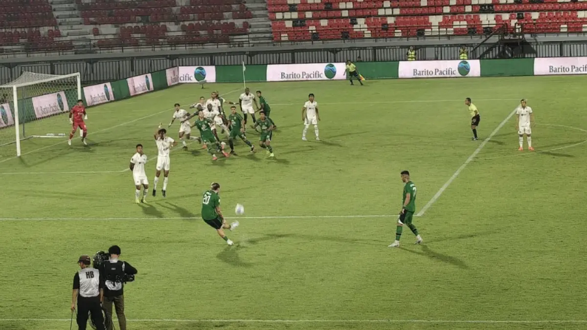 Pemain Persebaya Surabaya Diogo Sa Ramalho melakukan tendangan bebas ke gawang Arema FC pada babak semifinal Piala Presiden 2026 di Stadion Kapten | Wayan Dipta, Kabupaten Gianyar, Bali, Selasa (4/8/2026) (ANTARA/Dewa Ketut Sudiarta Wiguna)