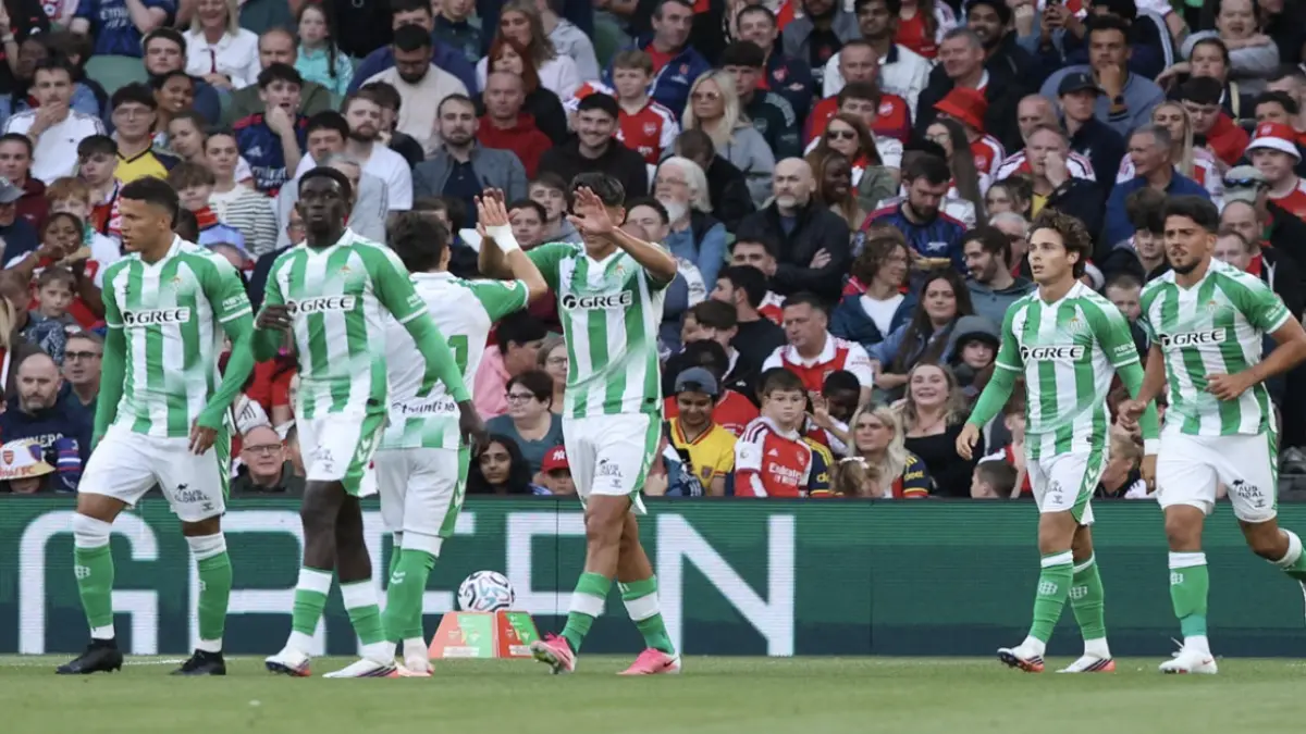 Para pemain Real Betis melakukan selebrasi usai mencetak gol ke gawang Arsenal di laga pramusim.(AFP/PAUL
FAITH )