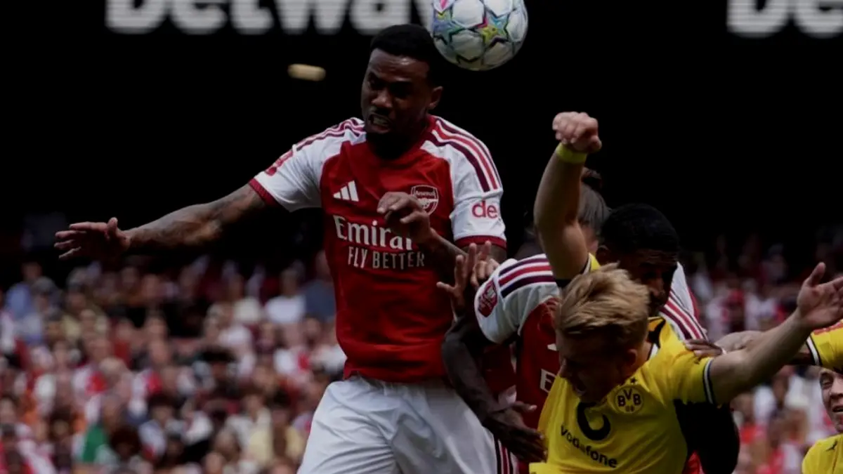Gabriel Magalhaes (kiri) berduel udara dalam pertandingan sepak bola pramusim Arsenal vs Borussia Dortmund di Stadion Emirates di
London pada 9 Agustus 2026. (Foto oleh CARLOS JASSO / AFP) (AFP/CARLOS JASSO)