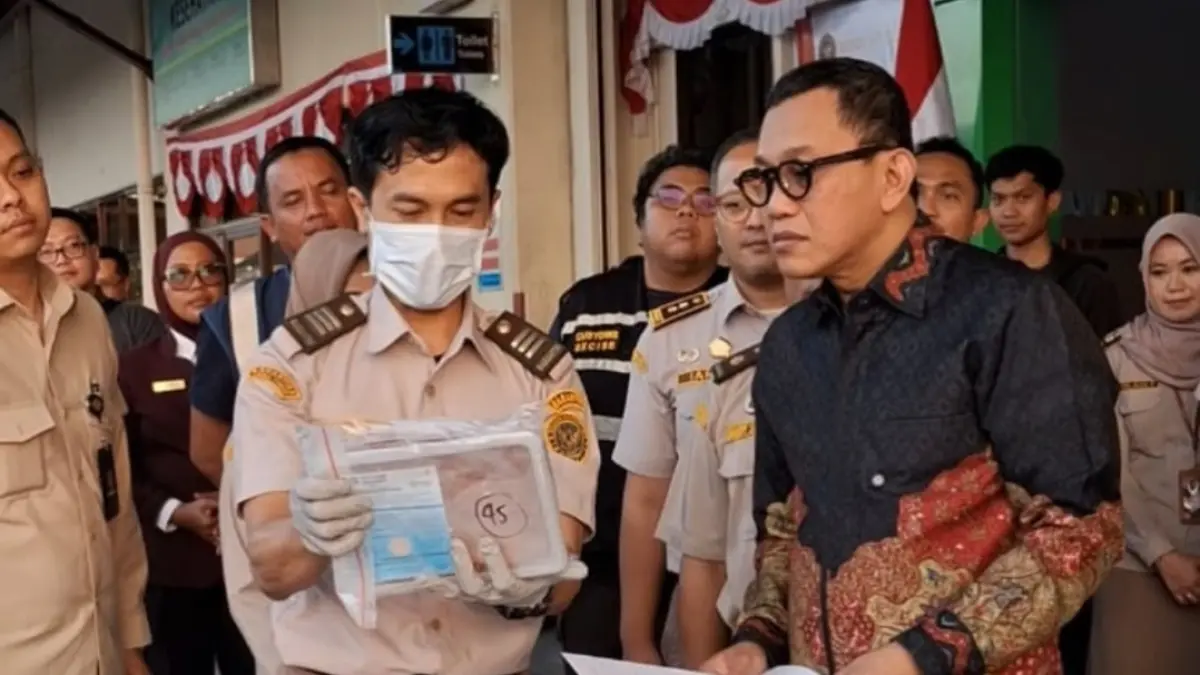Kepala Badan Karantina Indonesia Abdul Kadir Karding mengcek pelayanan karantina di Terminal Kargo Bandara Internasional Juanda, Minggu (9/8).