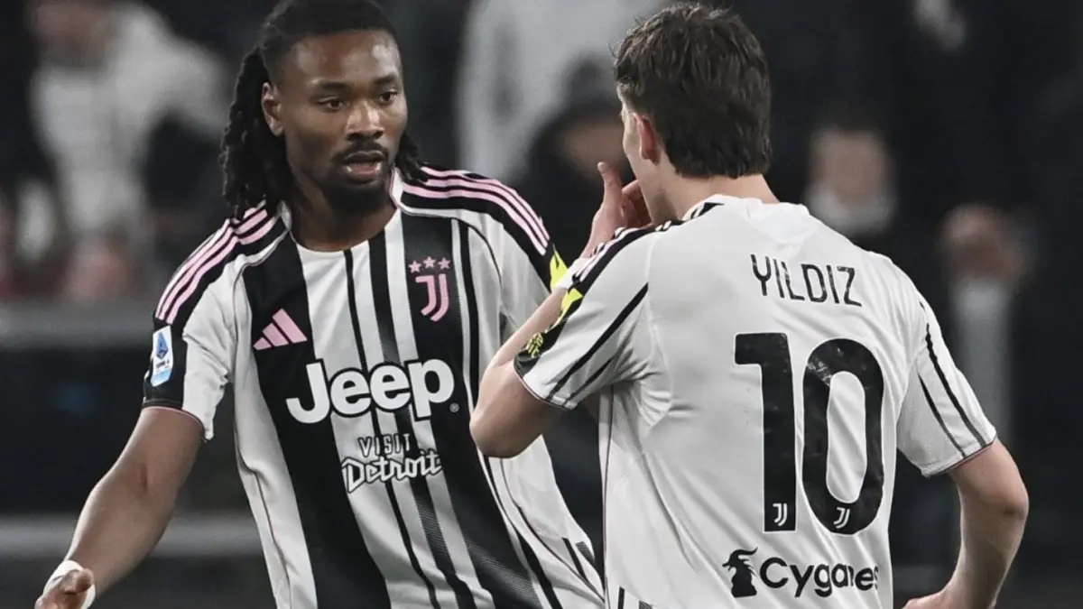 Khephren Thuram-Ulien (kiri) berbicara dengan Kenan Yildiz (kanan) dalam pertandingan sepak bola Serie A Liga Italia antara Juventus
vs Pisa di Stadion Allianz di Turin, Italia utara, pada 7 Maret 2026. (Foto oleh Isabella BONOTTO / AFP) (AFP/ISABELLA BONOTTO)