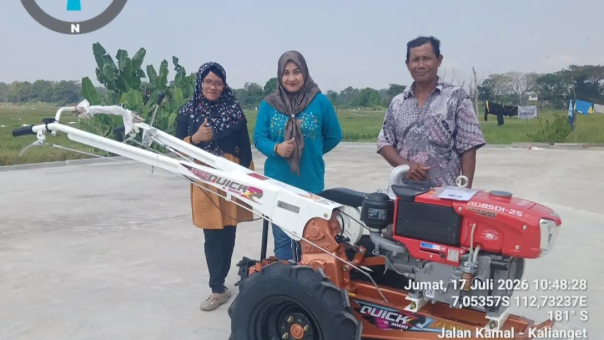 SUMRINGAH: Kelompok tani mendapatkan alsintan dari DP2KP Bangkalan.