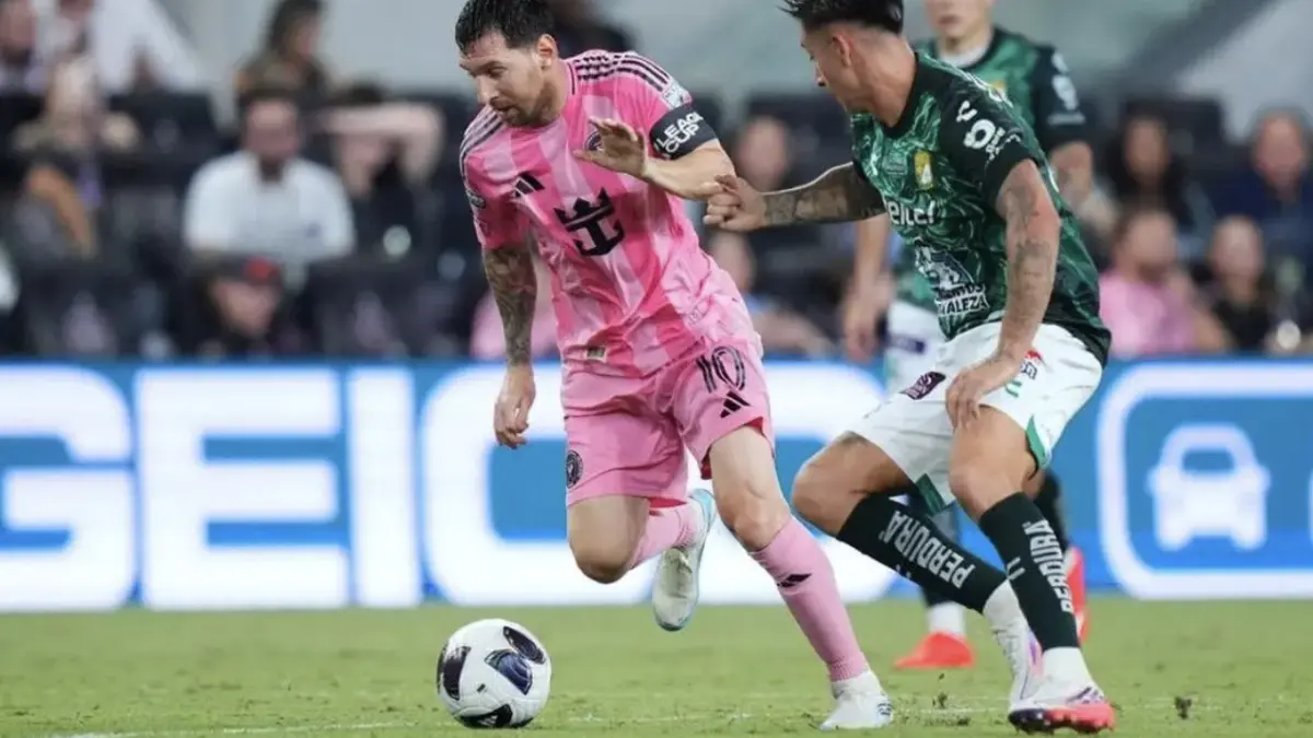 Aksi Lionel Messi *kiri) saat Inter Miami melawan Leon di Leagues Cup 2026. (Foto: Rich
Storry/Getty Images)