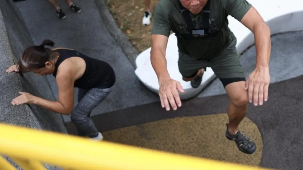 Momen para lansia saat latihan parkour (Foto: REUTERS/Edgar Su)