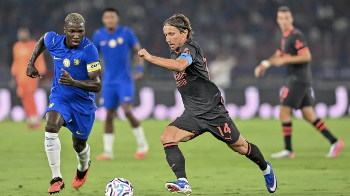 Pesepak bola AC Milan Luka Modric (kanan) berebut bola dengan pesepak bola Chelsea Moises Caicedo (kiri) dalam pertandingan
pramusim bertajuk Indonesia Super Cup 2026 di Stadion Utama Gelora Bung Karno, Senayan, Jakarta, Sabtu (8/8/2026). Chelsea menang atas AC Milan dengan skor 3-0. ANTARA FOTO/Fauzan/kye(ANTARA FOTO/FAUZAN)