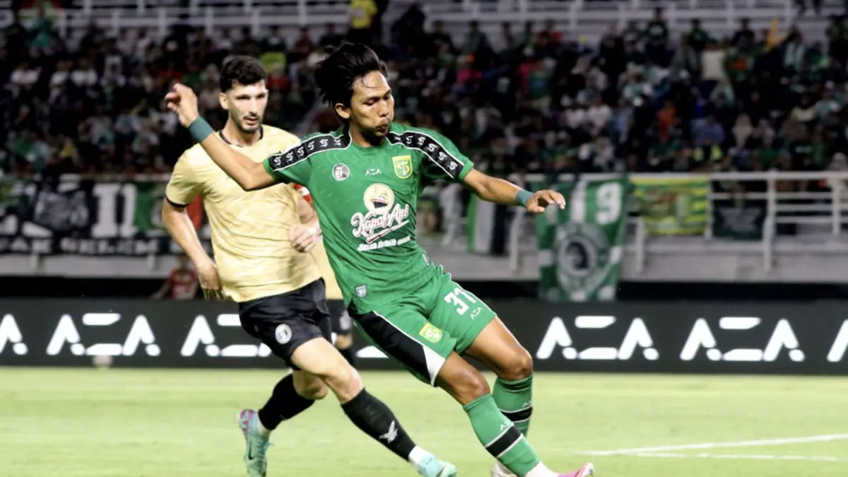 Pemain Persebaya Surabaya Yusuf Meilana melewati pemain Penang FC saat uji coba internasional yang berakhir dengan skor 1-0 di
Stadion Gelora Bung Tomo Surabaya, Sabtu (15/8/2026) malam. (KOMPAS.COM/SUCI RAHAYU)