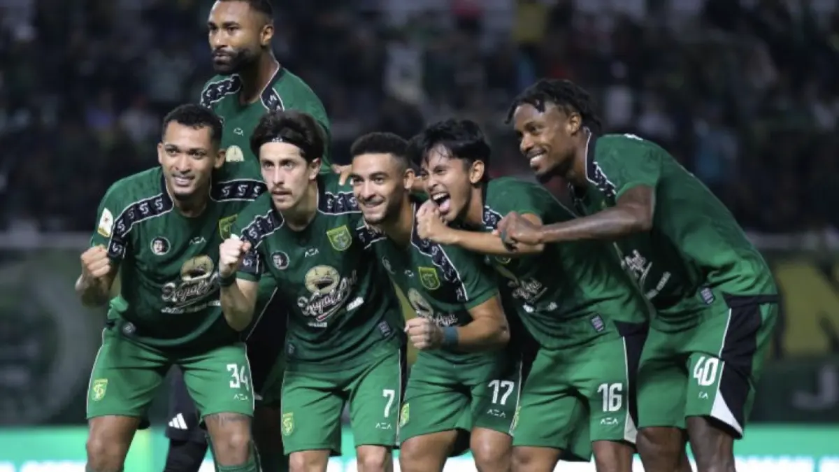Sejumlah pemain Persebaya Surabaya melakukan selebrasi usai Walber Mota (kiri) mencetak gol ke
gawang Penang FC dalam laga International Friendly Match di Stadion GBT Surabaya, Sabtu
(15/8/2026) malam. ANTARA/Moch Asim