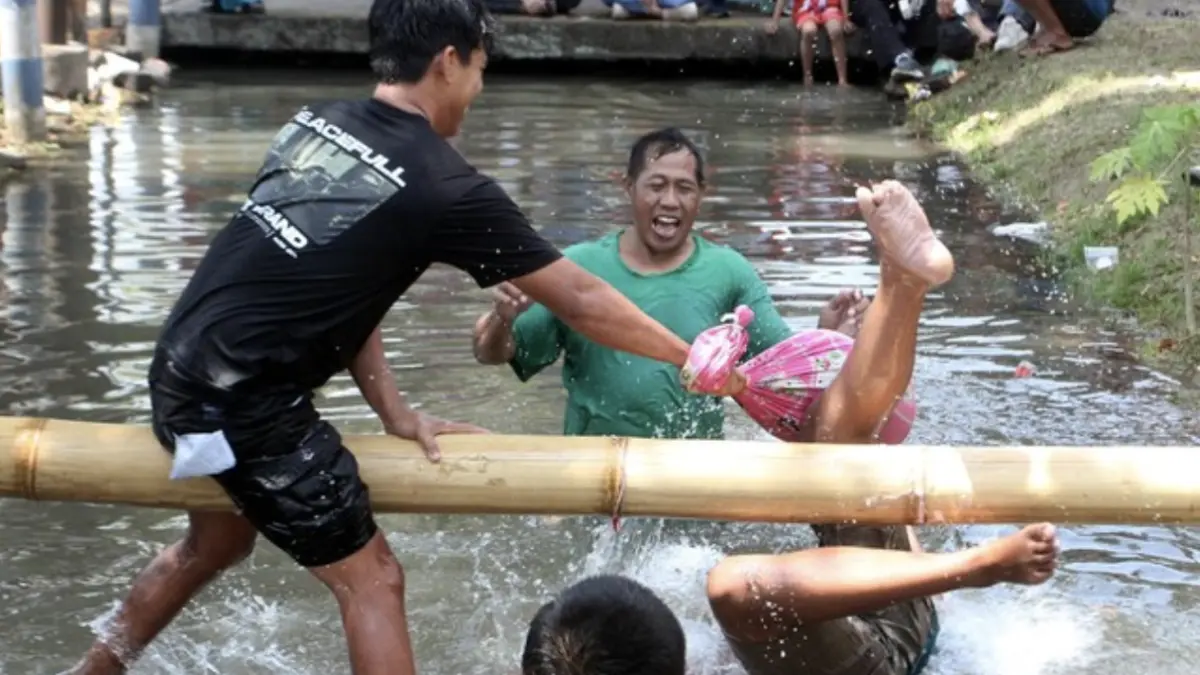 Illustrasi lomba pukul bantal (Foto: ANTARA FOTO/Ari Bowo Sucipto)