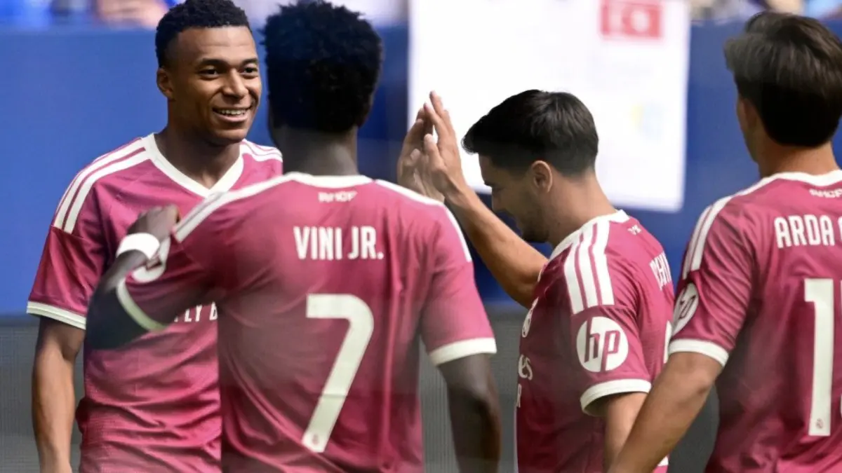 Kylian Mbappe merayakan gol dengan rekan satu tim dalam pertandingan sepak bola persahabatan pramusim antara FC Schalke 04 vs
Real Madrid di Gelsenkirchen, Jerman barat, pada 16 Agustus 2026. (Foto oleh INA FASSBENDER / AFP) (AFP/INA FASSBENDER)