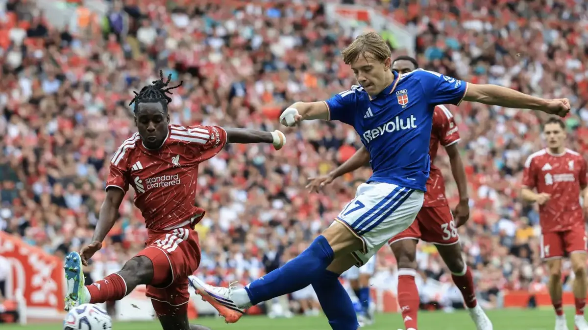 Laga Liverpool vs Como Diwarnai Cedera Mengerikan Alberto Dossena, LFCTV Minta Maaf. (AFP)