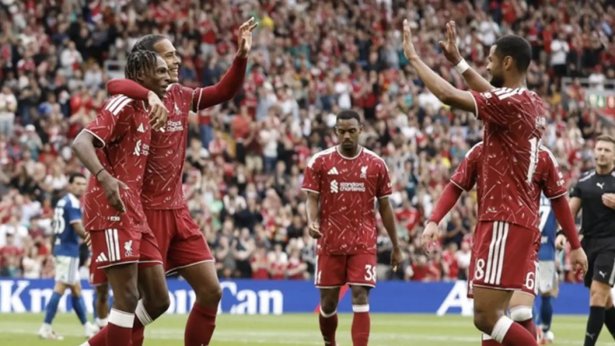 Liverpool kalahkan Como 2-0 di laga uji coba pramusim terakhir. (Action Images via Reuters/Jason Cairnduff)