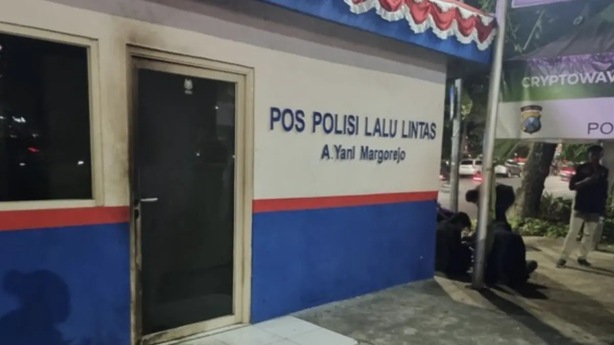 Pos polisi di Jalan A Yani Margorejo, Surabaya dilempar molotov oleh ojol/Foto: Esti Widiyana/detikJatim